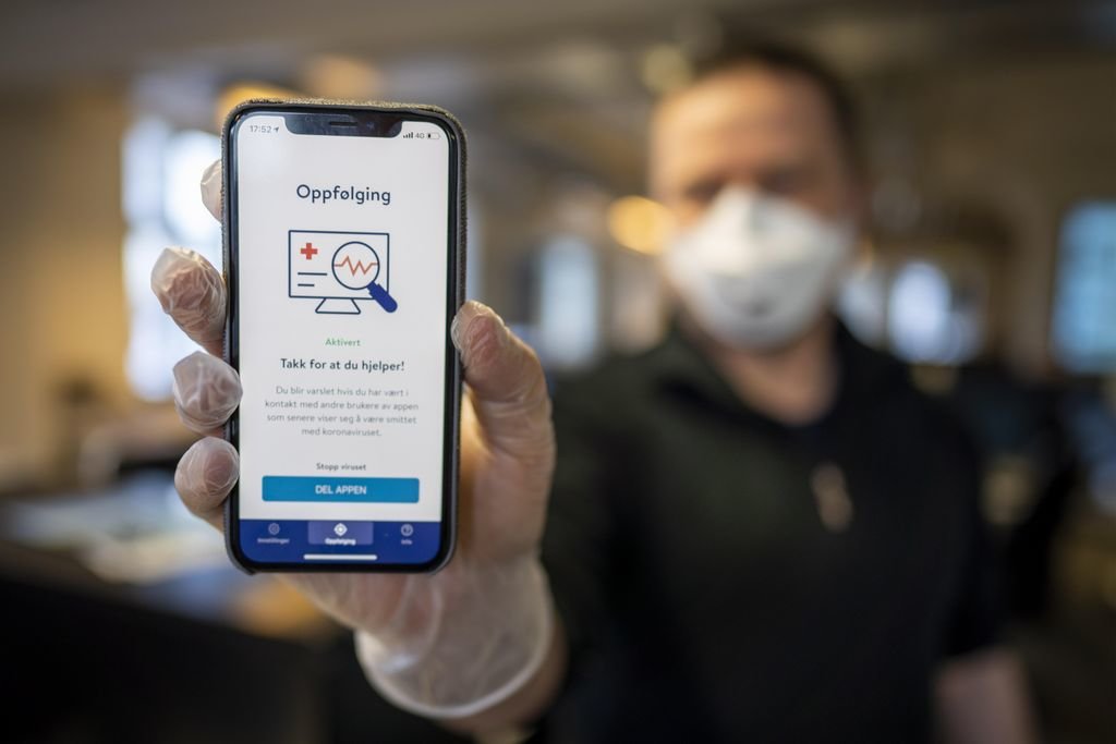 Un hombre muestra la aplicación móvil puesta en marcha en Noruega para seguir la pandemia.