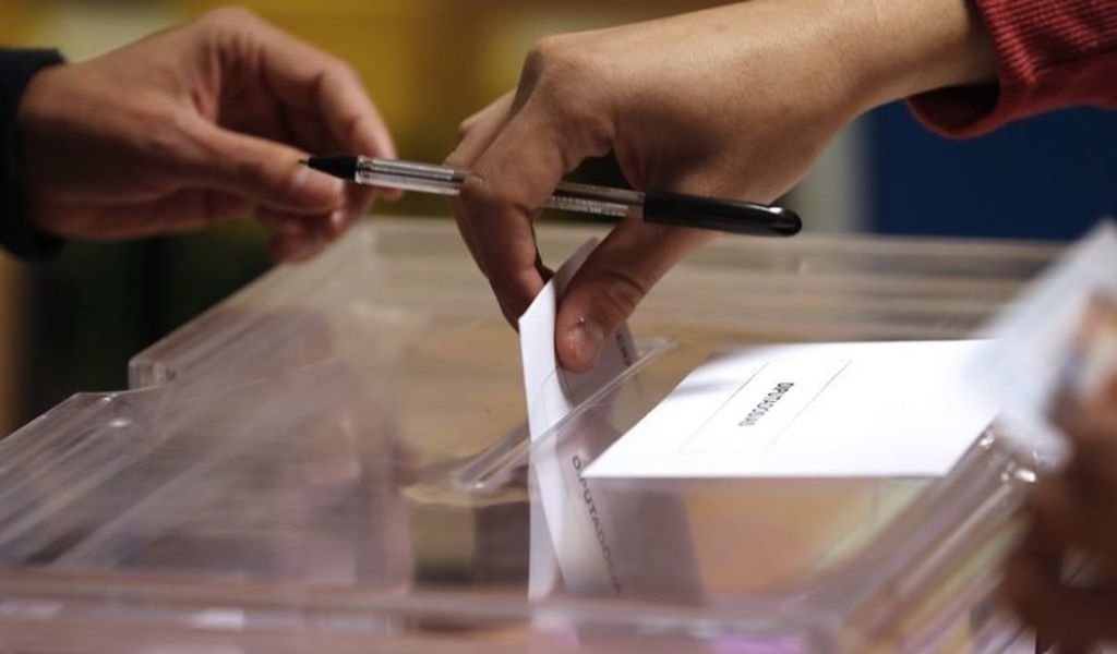 Una persona introduce su voto en una urna en unas anteriores elecciones en Galicia.
