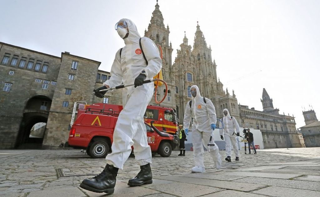 Varios miembros de la UME desinfectan la plaza del Obradoiro.