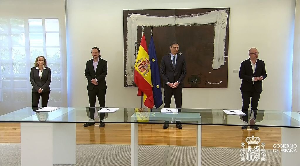 Pedro Sánchez, junto a Pablo Iglesias y Unai Sordo, tras la firma del acuerdo.
