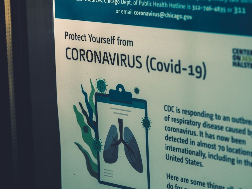Un cartel de consejos para prevenir el contagio de coronavirus. (Foto: Unpslash)