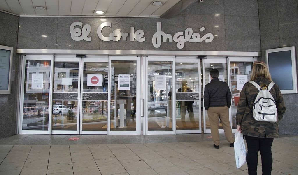 El Corte Inglés cuenta con la experiencia de su supermercado, abierto con aforo máximo de 350 clientes. Sobre las líneas, la cola de espera para acceder al local, junto a las puertas ya señalizadas para entrada y salida.