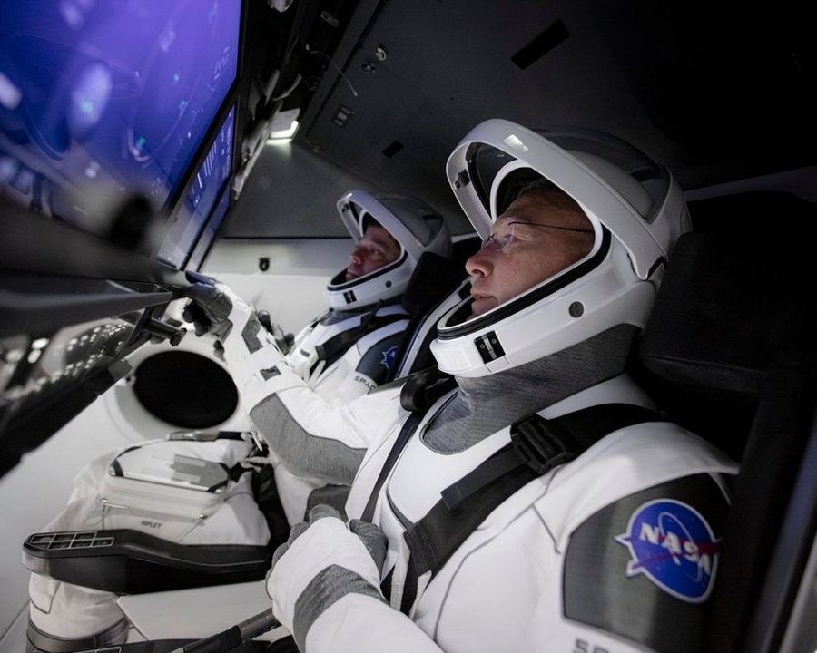 Los astronautas, Robert Behnken y Douglas Hurley realizan pruebas en la NASA.