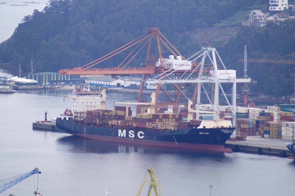 Un portacontenedores de MSC operando esta semana en la terminal marítima de Vigo.