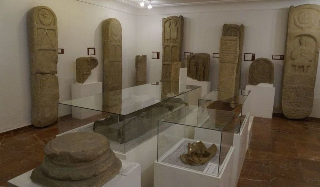 En 1953 se descubrieron por casualidad un grupo de estelas funerarias romanas en gran estado de conservación en la calle Pontevedra. Vigo descubrió a sus primeros colonos, de Clunia (hoy Coruña en Burgos). Están expuestas en Castrelos.