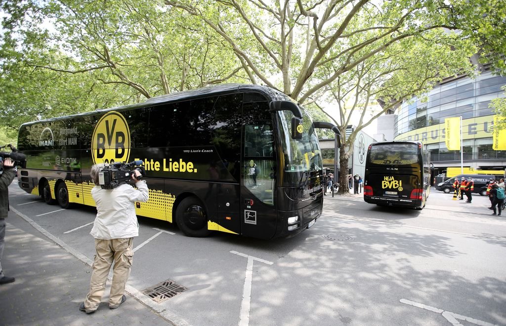 La liga alemana ya estrenó ayer el protocolo para la competición. En la imagen, los dos autobuses del Borussia Dortmund.