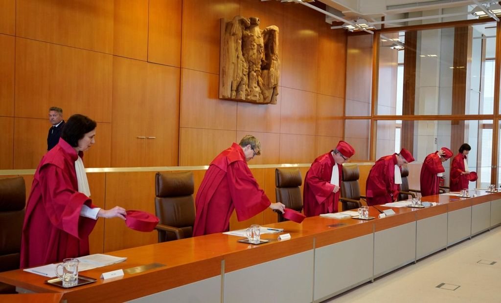 Los miembros del Tribunal Constitucional de Alemania, antes de emitir la sentencia.