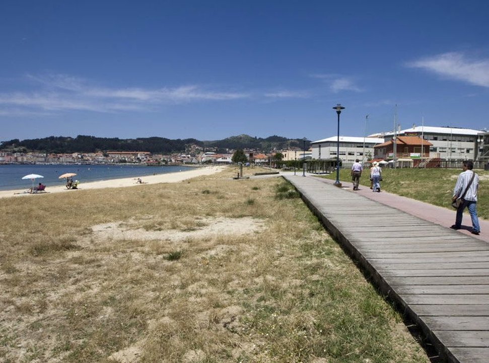 La playa de Rodeira, en el centro de Cangas, es uno de los arenales con más extensión.