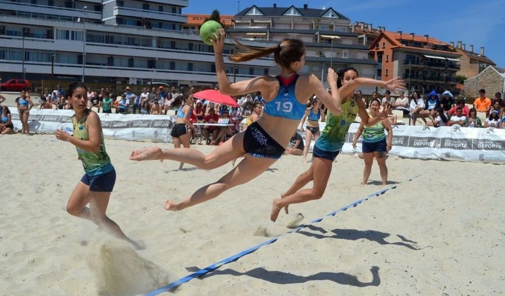El balonmano playa tendrá complicado volver a los arenales de Vigo el próximo verano.