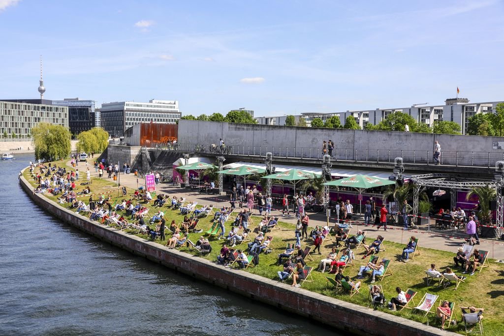 Cientos de berlineses ocuparon los parques y llevaron sus tumbonas hasta la margen del río Spree.