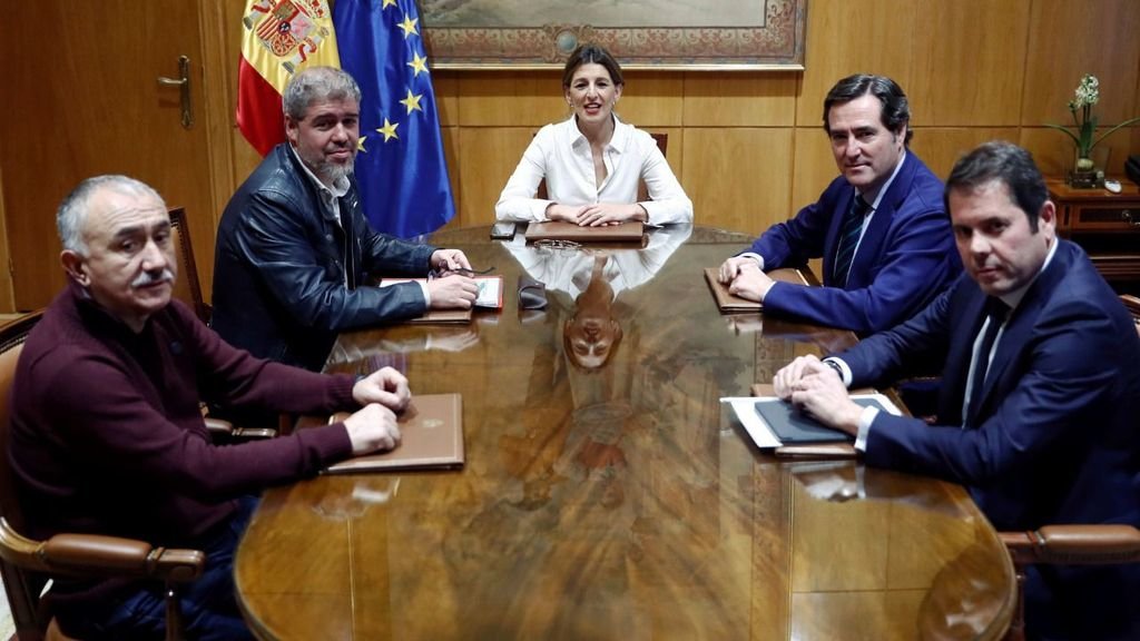 Álvarez (UGT), Sordo (CCOO), la ministra Díaz, Garamendi (CEOE), y Cuerva (Cepyme), en la mesa de diálogo social.