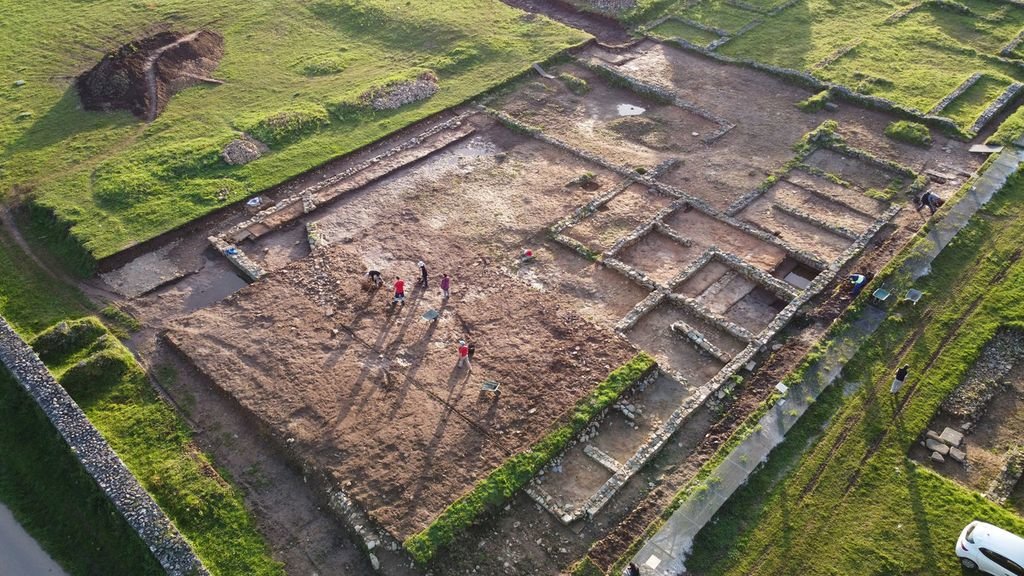El campamento romano que ha sido redescubierto, ya tras la excavación. Está en Sobrado, en Coruña.