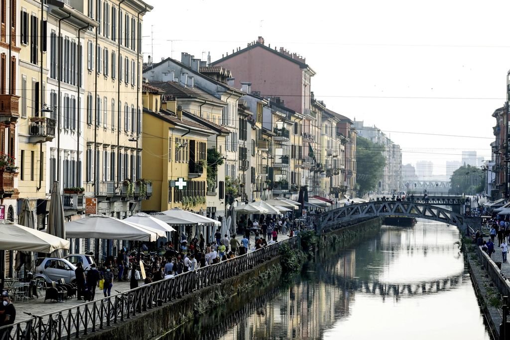 Cientos de personas se agolpan en las terrazas y paseos junto a un canal de Milán.