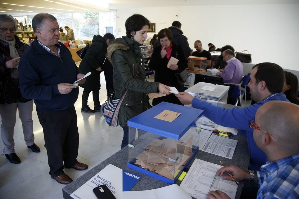 Ciudadanos votando en un colegio electoral de Santiago de Compostela.
