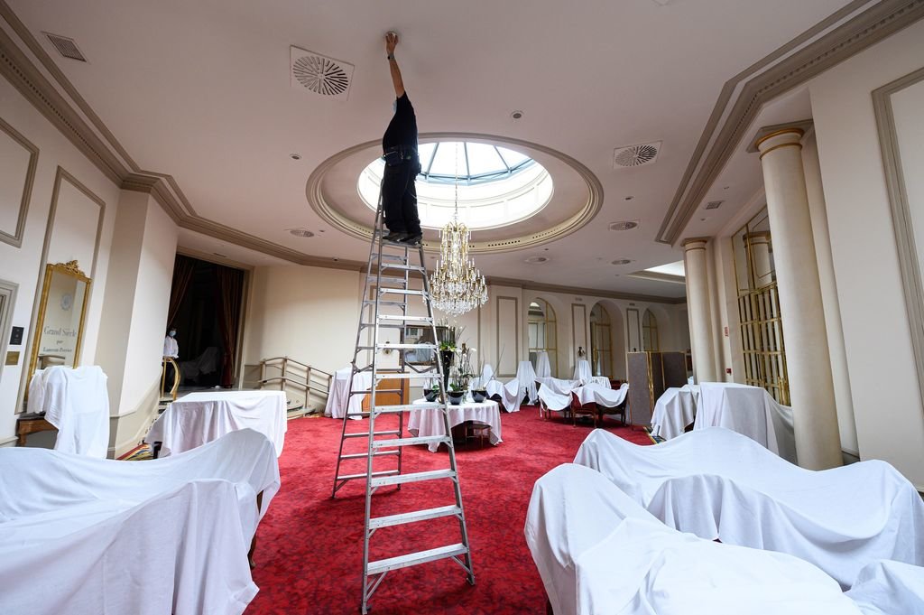 Un operario realiza labores de mantenimiento en un hotel de Madrid con vistas a la reapertura.