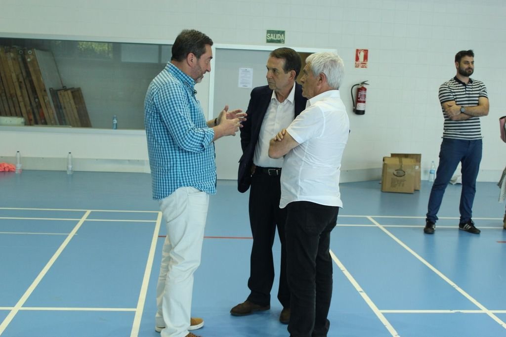 Carlos Álvarez charla con el alcalde de Vigo, Abel Caballero, y el concejal de Deportes, Manel Fernández.