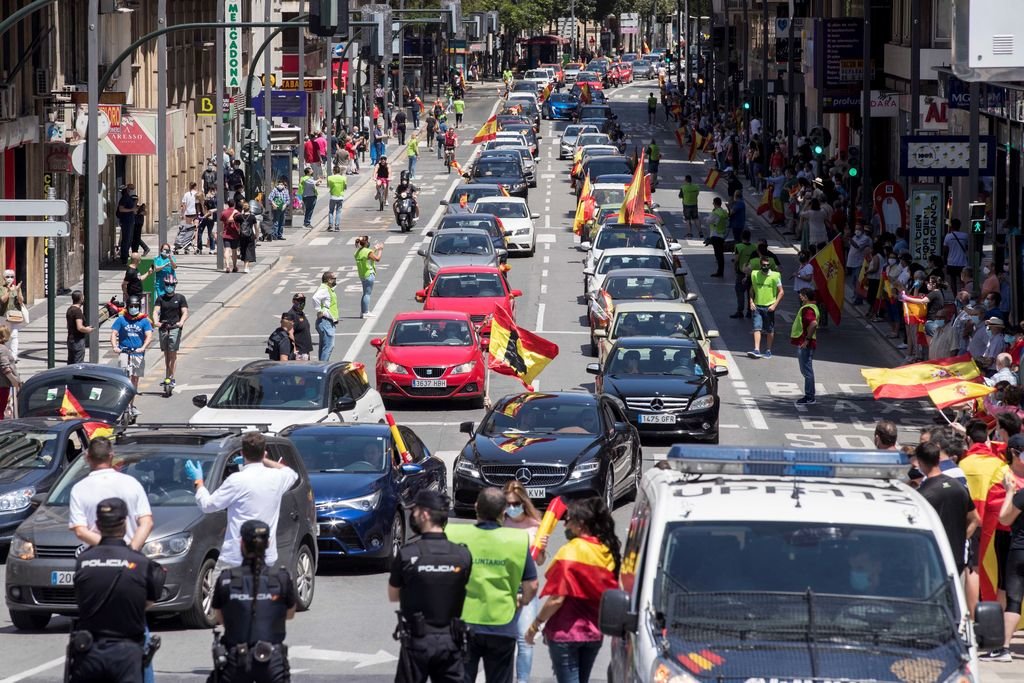 Más de un millar de turismos y motocicletas se manifestaron ayer en Murcia.