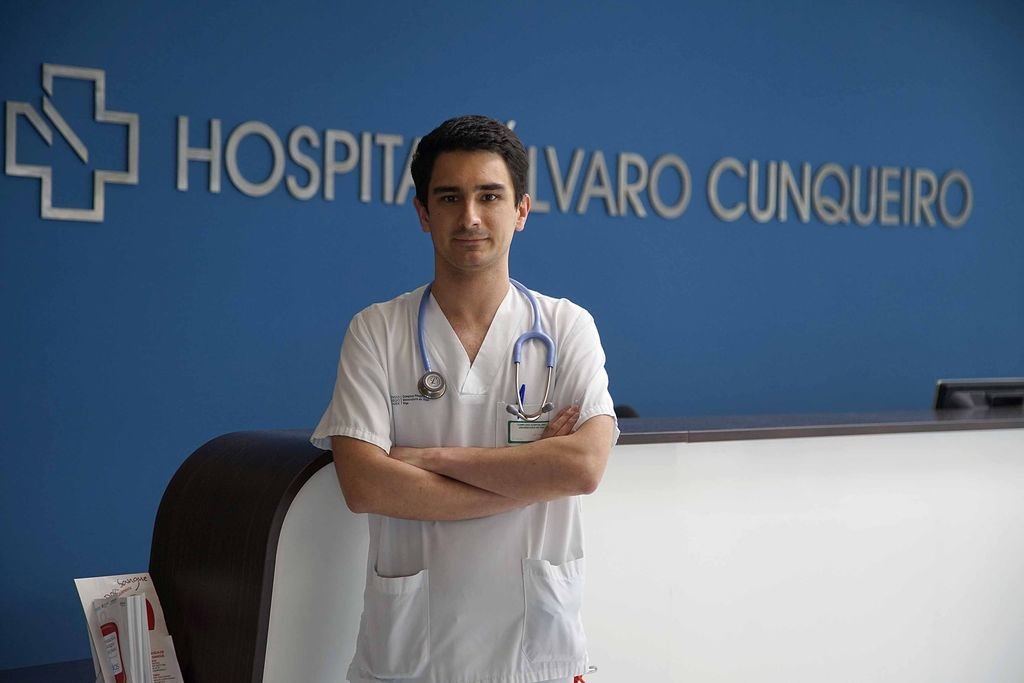 El neurólogo vigués, Arturo Fraga Bau, en el vestíbulo del hospital.