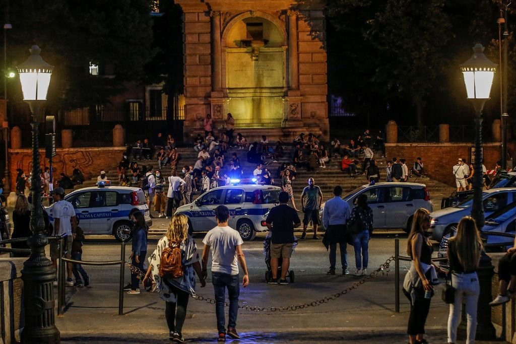 La Policía de Roma tuvo trabajo ante la aglomeración de jóvenes en barrios como el de Trastevere.
