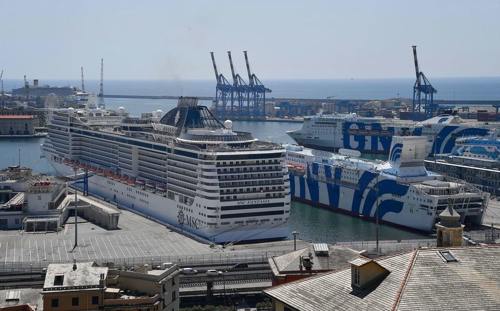 Cruceros amarrados en el puerto italiano de Génova a la espera de poder albergar turistas.