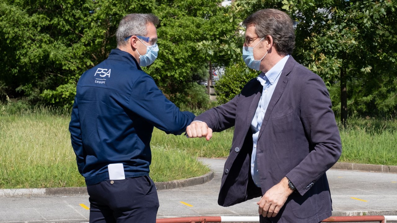 El presidente de la Xunta, Alberto Núñez Feijóo,  visita la fábrica de PSA Vigo