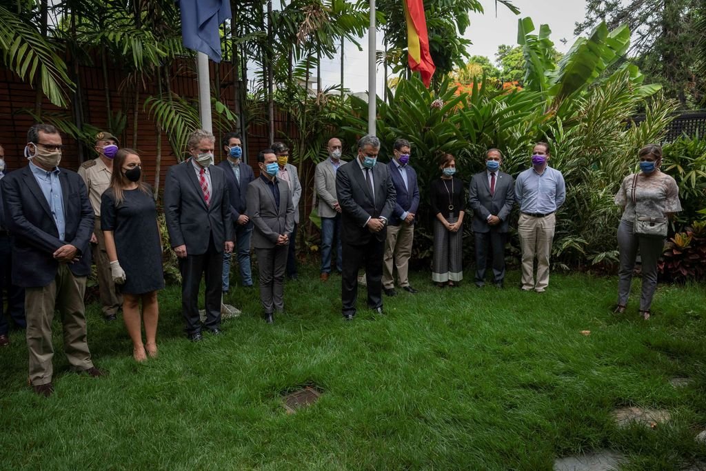 Homenaje a los fallecidos por covid-19 en la embajada de España en Caracas, con embajadores de la UE.