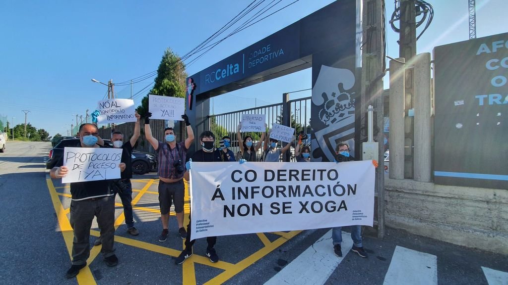 Reporteros gráficos de Vigo se manifestaron ayer a las puertas de las instalaciones de A Madroa.