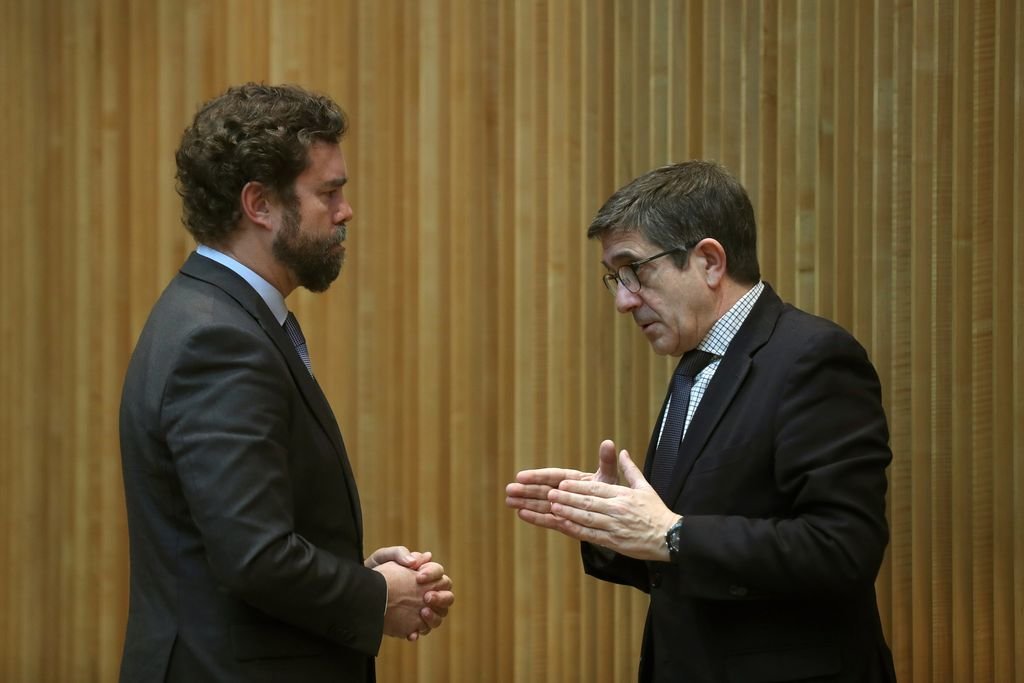 Espinosa de los Monteros conversa con Patxi López.