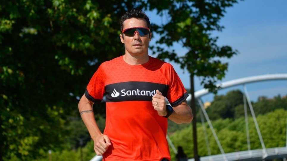 Javier Gómez Noya realiza una sesión de entrenamiento en Pontevedra.