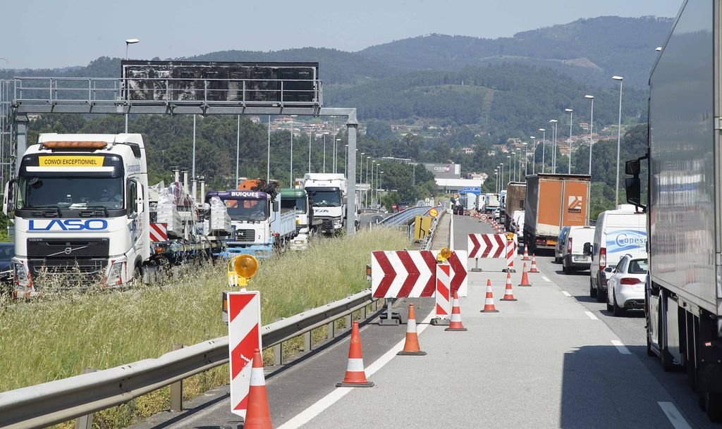 El puente de la autovía entre Tui y Valença es el único paso abierto en la Eurorregión, lo que provoca atascos.