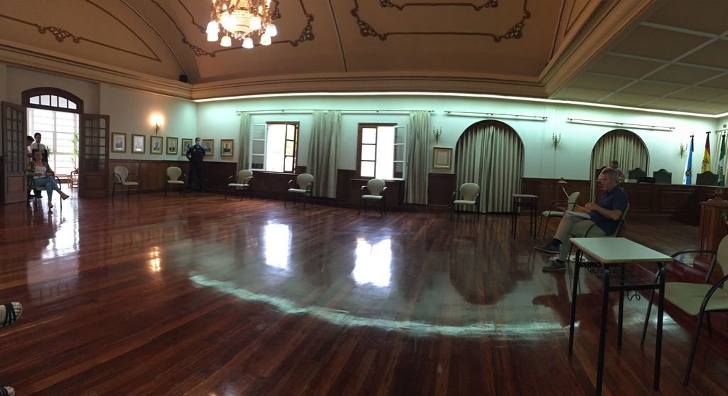 El alcalde, Luis PIña, en un salón de plenos prácticamente vacío igual que las sillas del PP.