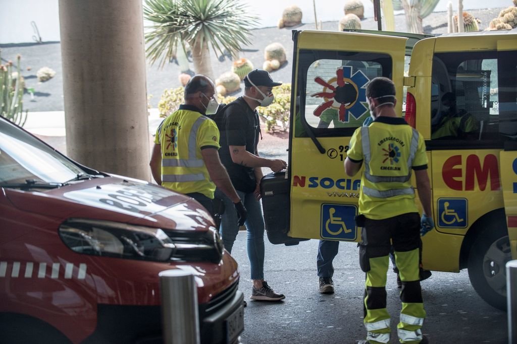 Un viajero de un avión es trasladado a una ambulancia en Lanzarote tras dar positivo en covid-19.