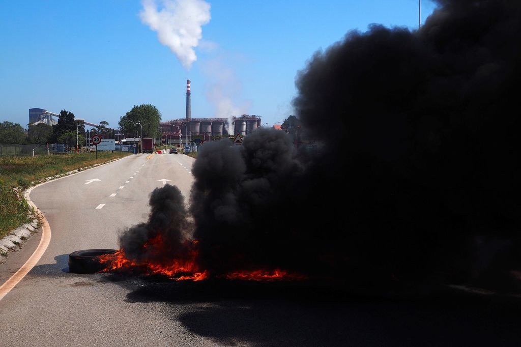 Barricada de ruedas ardiendo en los accesos a la factoría de Alcoa en Cervo.
