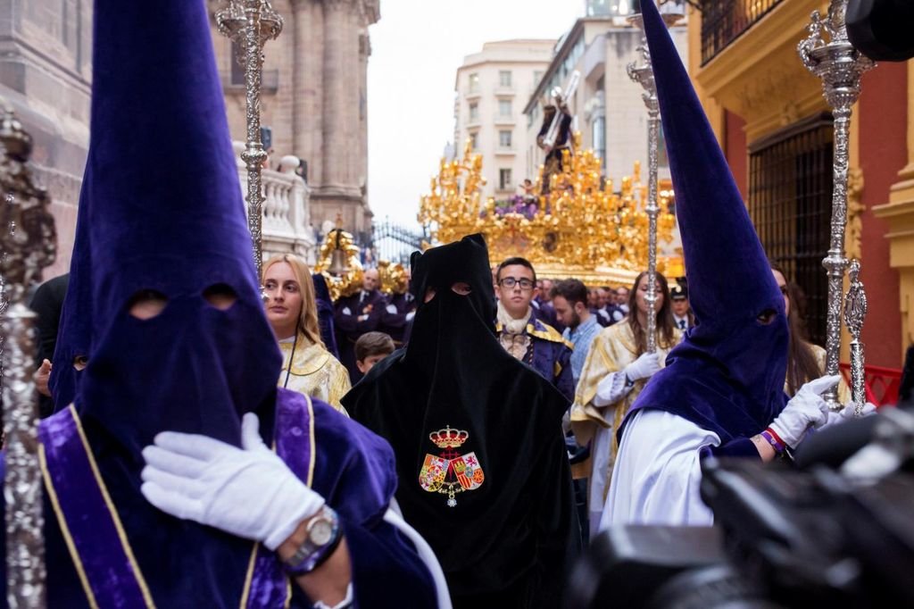 Un preso indultado durante una procesión de Semana Santa en Málaga.