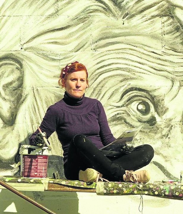 Gemma durante el proceso de creación del mural.