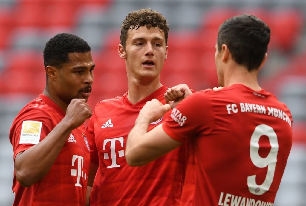 Gnabry, Pavard y Lewandowski celebran uno de los goles del Bayern de Múnich ante el Fortuna.
