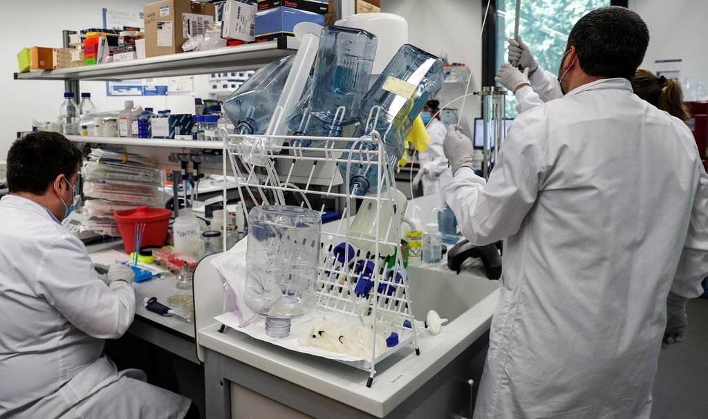 Investigadores de un laboratorio donostiarra, trabajando en una vacuna contra el covid-19