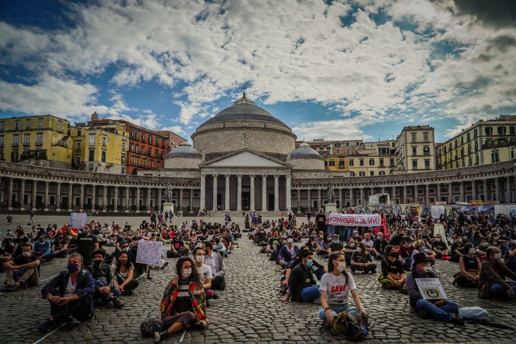 Trabajadores del mundo de las artes y la cultura reclaman reaperturas del sector, en Nápoles.
