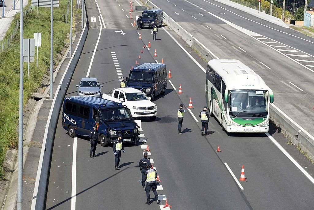 Los controles policiales –en la imagen, un operativo en Navia– abandonarían las carreteras gallegas si la Xunta toma el control sobre la movilidad.