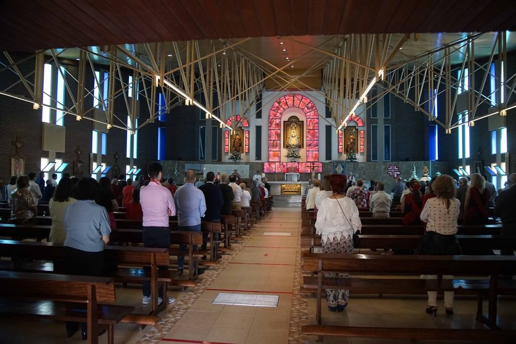 Un total de 147 personas, el aforo máximo permitido en la iglesia de Nuestra Señora del Rocío, acudieron a la fiesta en honor de la patrona en el domingo de Pentecostés.