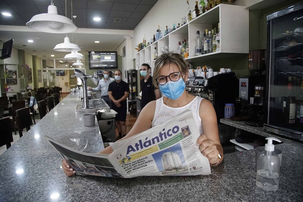 Elsa Alonso dispone de Atlántico en su cafetería en Castrelos.