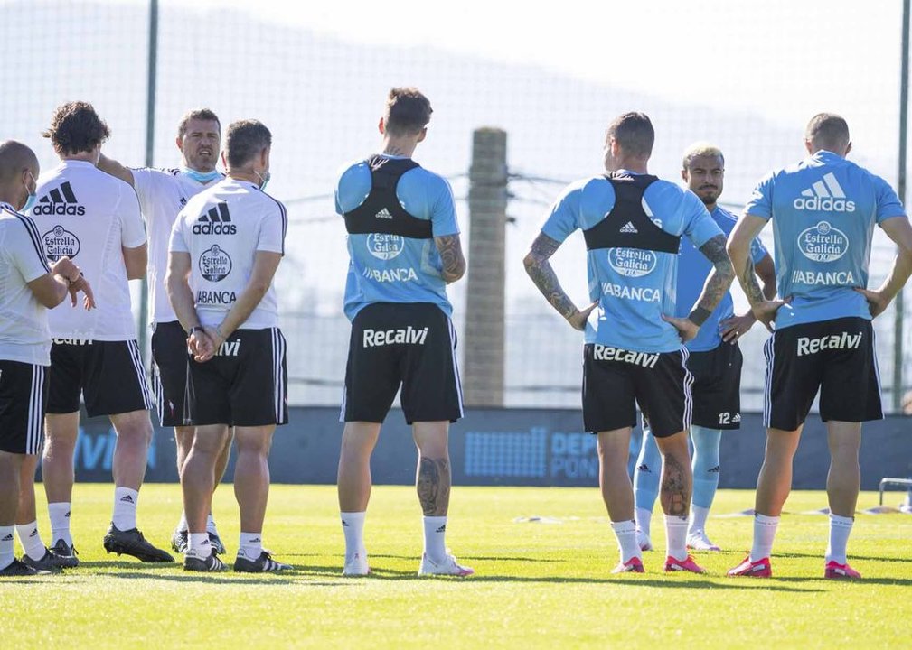 Óscar García da instrucciones a varios jugadores en un entrenamiento de la semana pasada.