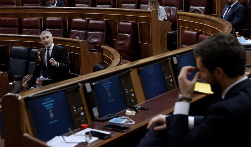 Grande-Marlaska responde al líder del PP, Pablo Casado, en la última sesión de control en el Congreso.