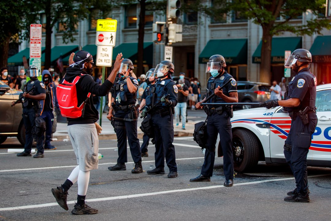 Cientos de personas se enfrentan con la Policía cerca de la Casa Blanca en Washington