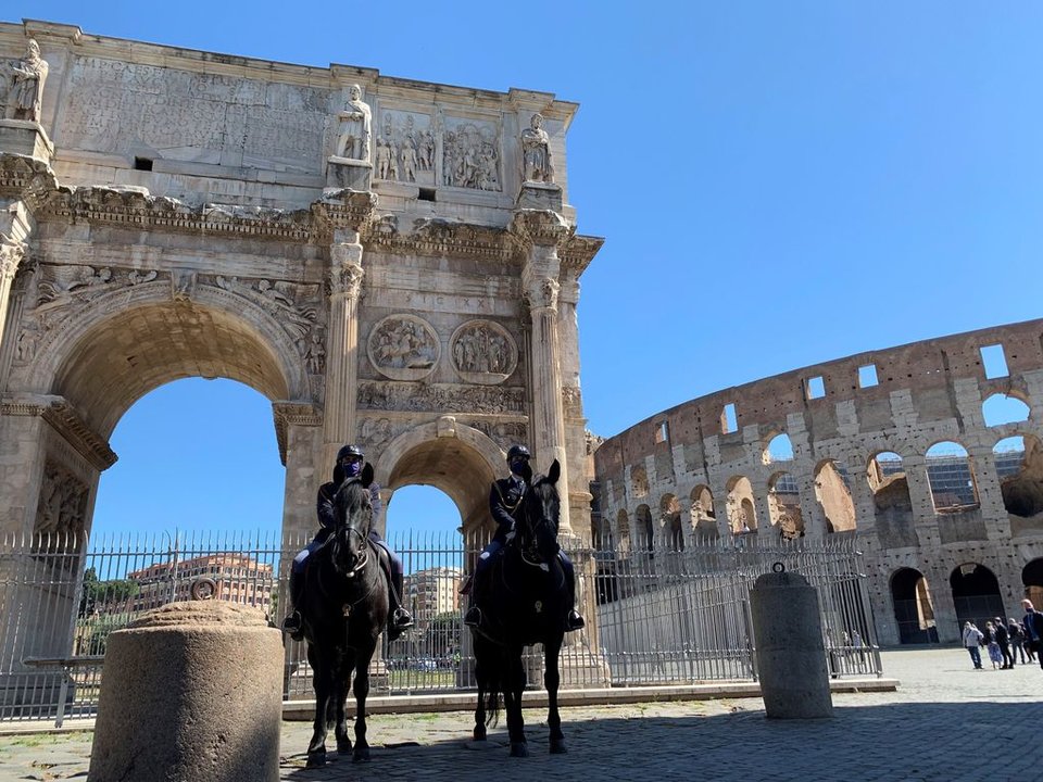 Dos policías a caballo vigilan las inmediaciones del Teatro Romano, al que apenas acudían visitantes.