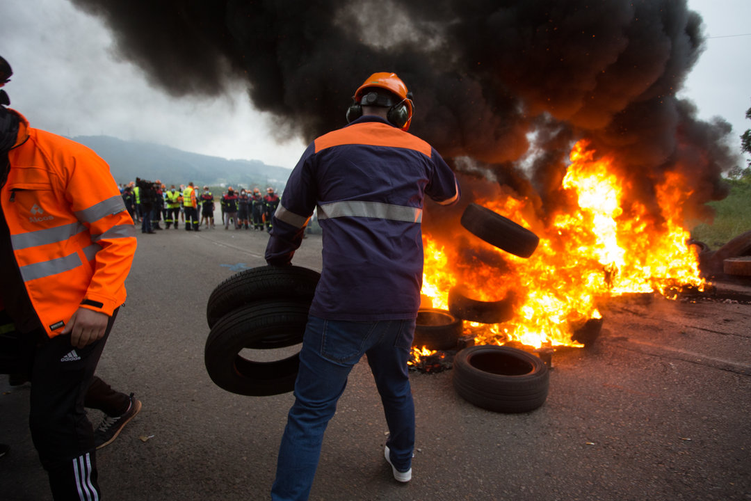 Manifestantes queman neumáticos durante la manifestación del comité de empresa de Alcoa