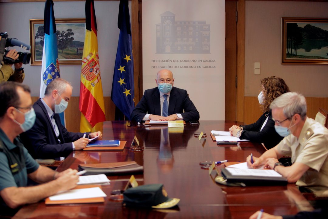El delegado del Gobierno en Galicia, Javier Losada (c), durante la reunión que ha mantenido este martes con representantes de las fuerzas y cuerpos de Seguridad del Estado