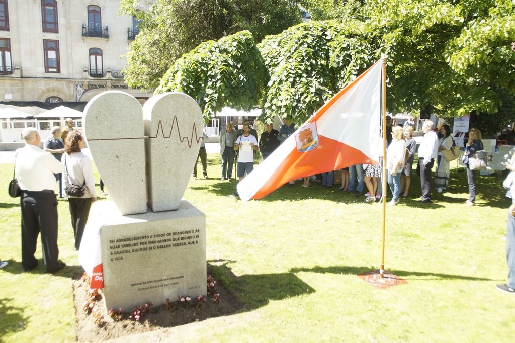 El monumento al altruismo de los donantes está situado en los jardines de Montero Ríos.