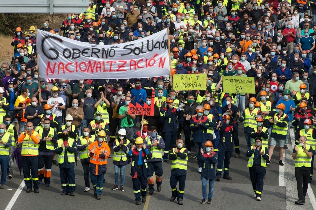 Los trabajadores de Alcoa y de otras empresas de A Mariña, durante la marcha por Cervo.