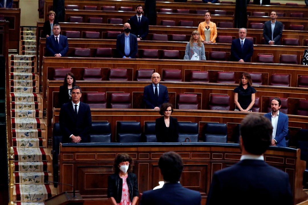 El presidente del Gobierno, Pedro Sánchez, durante el minuto de silencio por las víctimas de la pandemia de la Covid-19